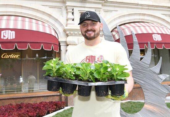 Выставка "Красный сад"