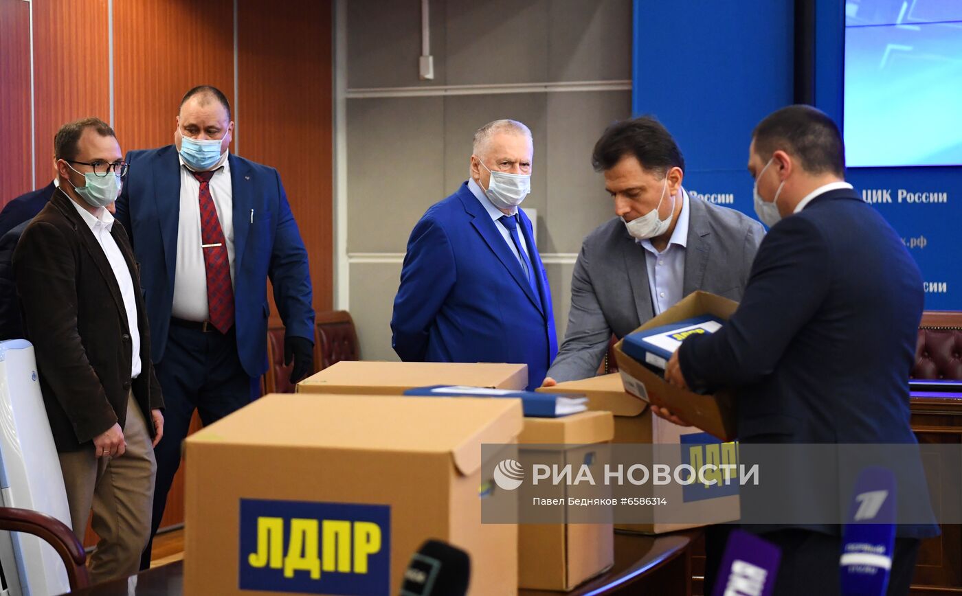 В. Жириновский подал документы в ЦИК на регистрацию к парламентским выборам