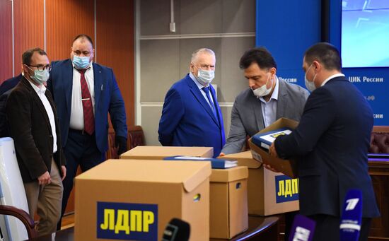 В. Жириновский подал документы в ЦИК на регистрацию к парламентским выборам