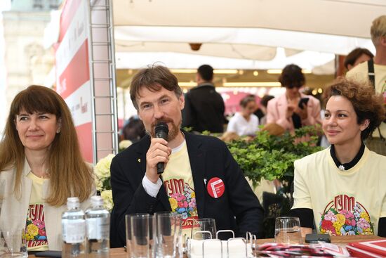 Выставка "Красный сад"