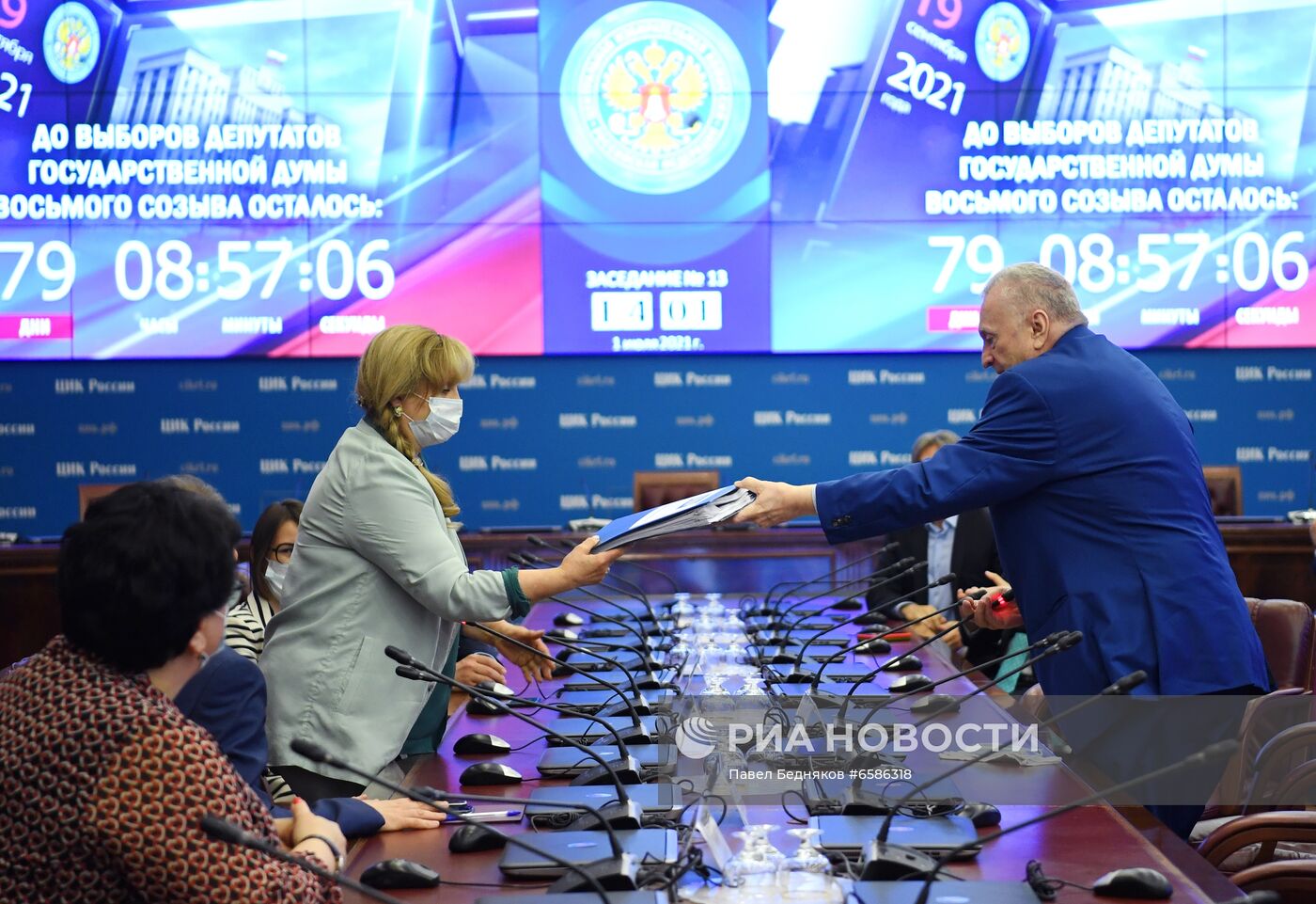 В. Жириновский подал документы в ЦИК на регистрацию к парламентским выборам