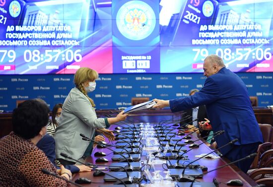 В. Жириновский подал документы в ЦИК на регистрацию к парламентским выборам