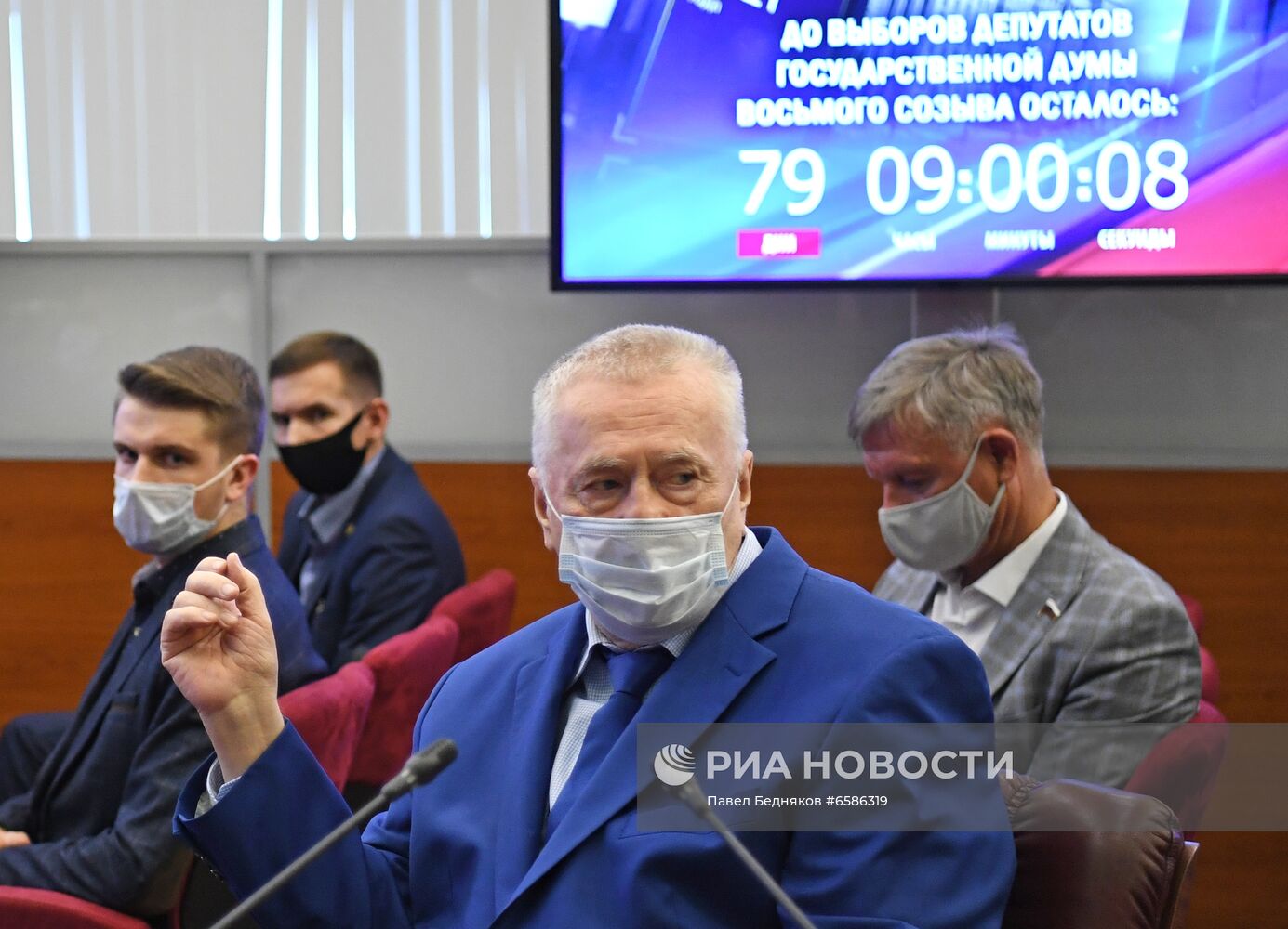 В. Жириновский подал документы в ЦИК на регистрацию к парламентским выборам