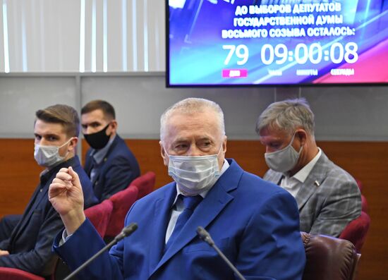 В. Жириновский подал документы в ЦИК на регистрацию к парламентским выборам