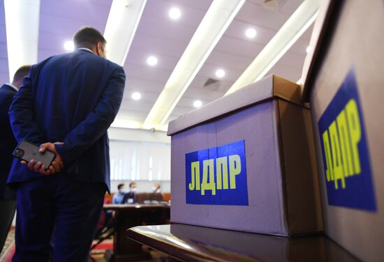 В. Жириновский подал документы в ЦИК на регистрацию к парламентским выборам