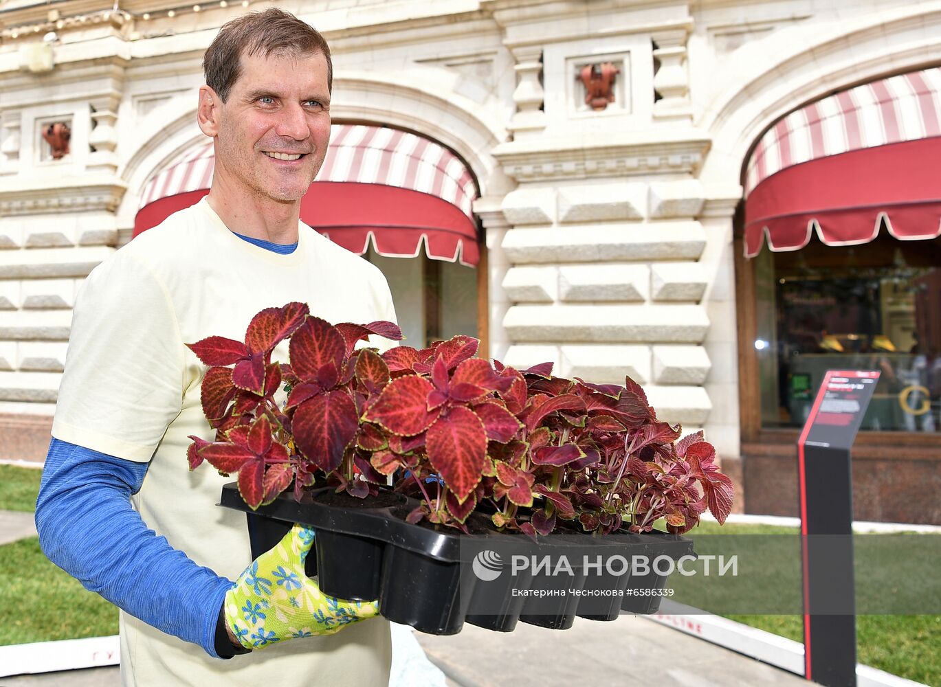 Выставка "Красный сад"