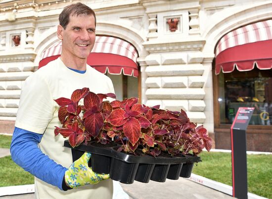 Выставка "Красный сад"