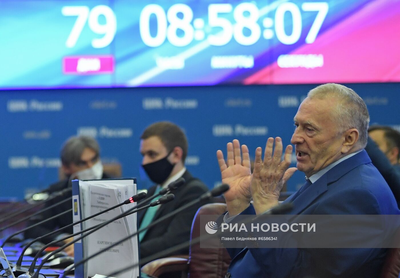 В. Жириновский подал документы в ЦИК на регистрацию к парламентским выборам