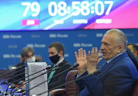 В. Жириновский подал документы в ЦИК на регистрацию к парламентским выборам