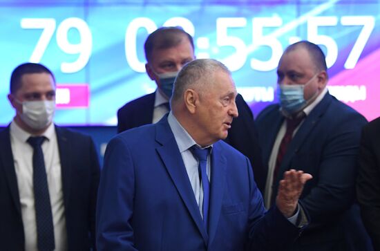 В. Жириновский подал документы в ЦИК на регистрацию к парламентским выборам