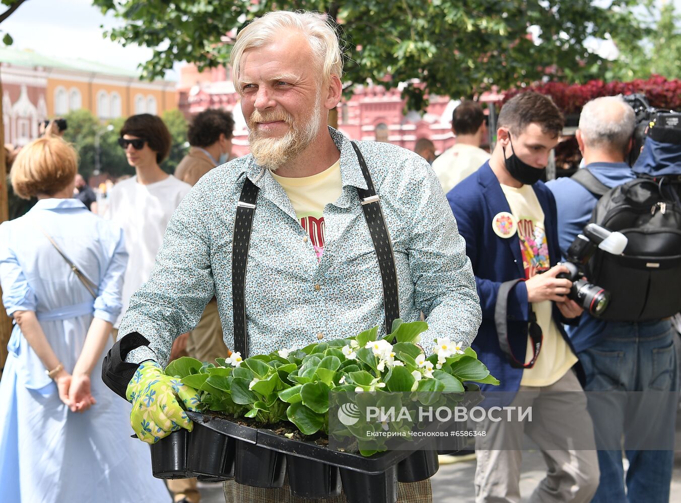 Выставка "Красный сад"