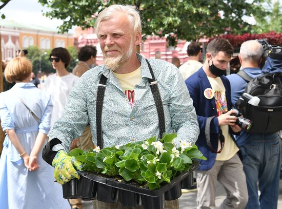 Выставка "Красный сад"