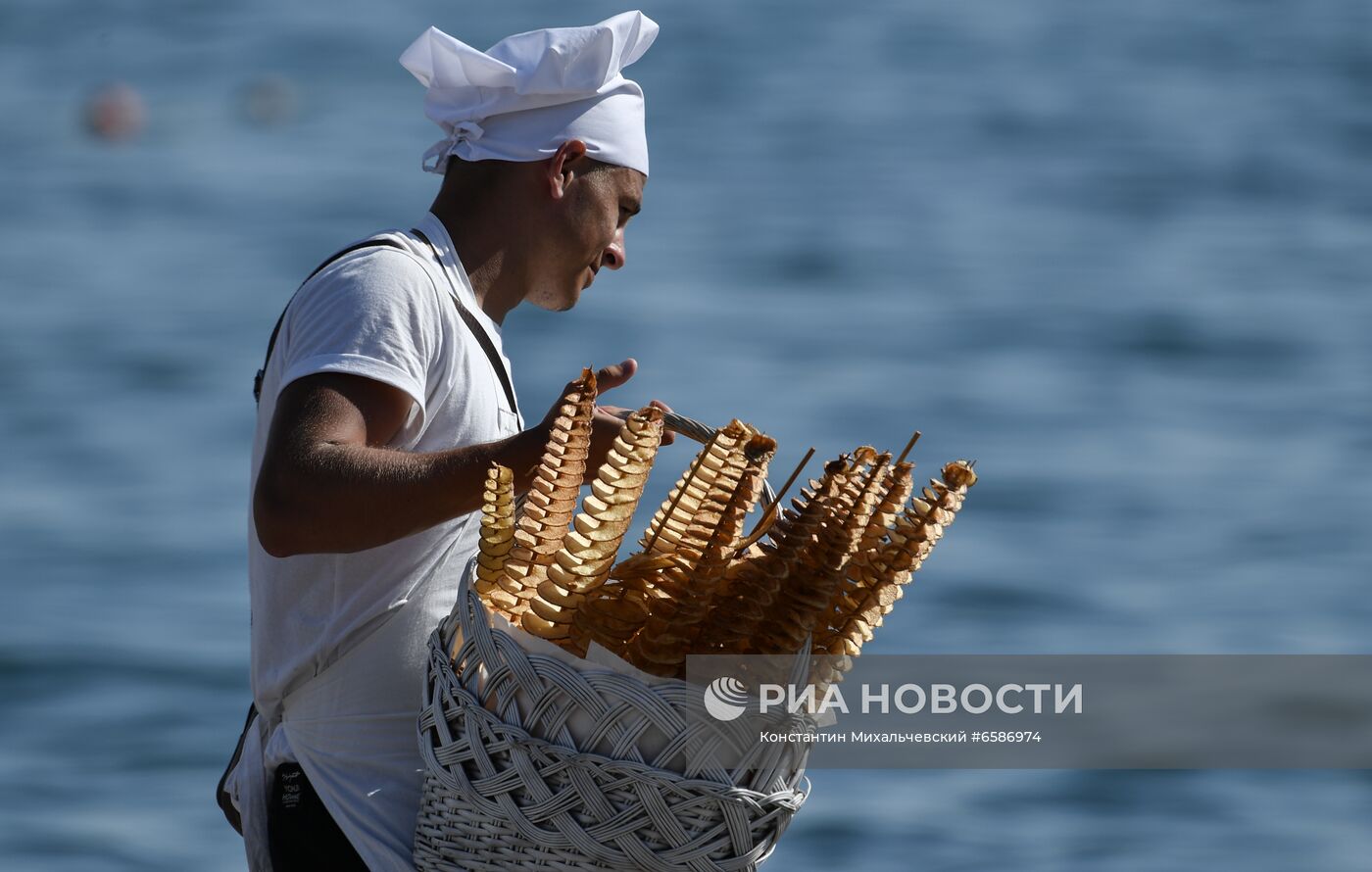 Отдыхающие на пляжах в Судаке