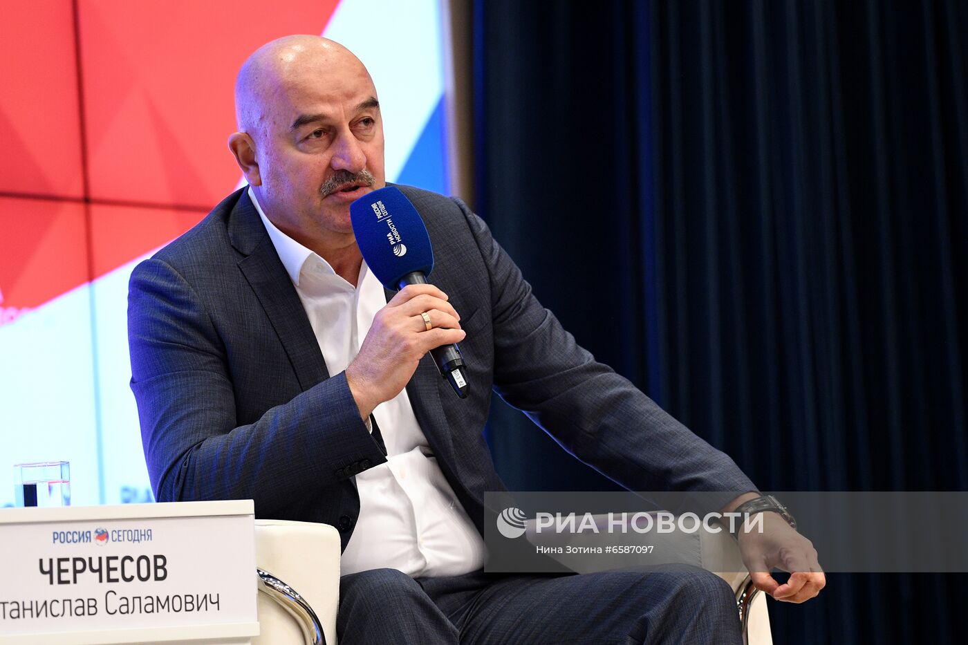 Пресс-конференция главного тренера сборной России по футболу Станислава Черчесова