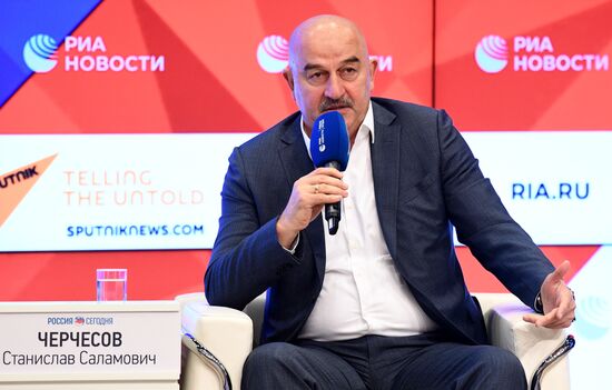 Пресс-конференция главного тренера сборной России по футболу Станислава Черчесова