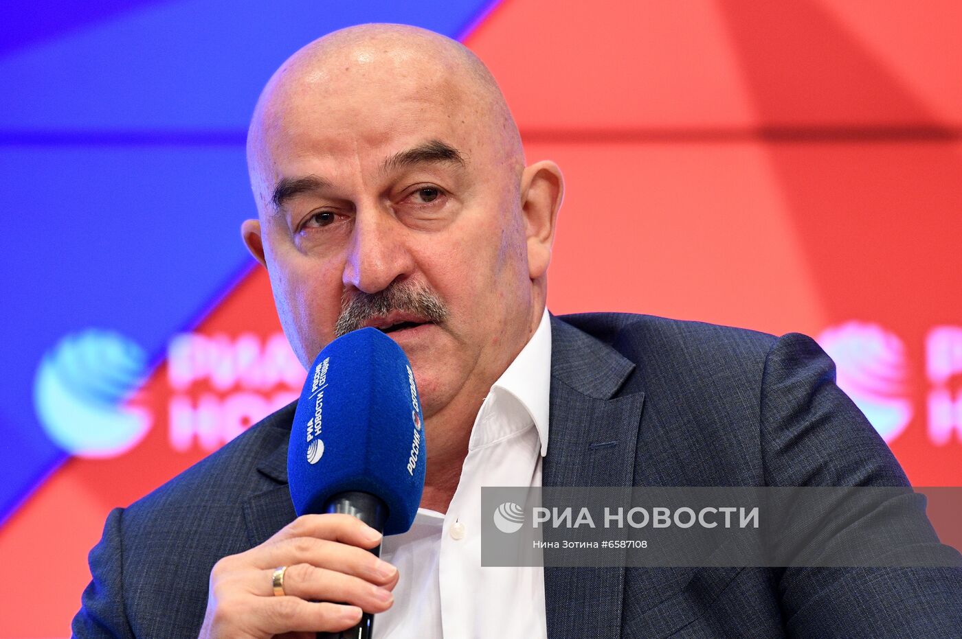 Пресс-конференция главного тренера сборной России по футболу Станислава Черчесова