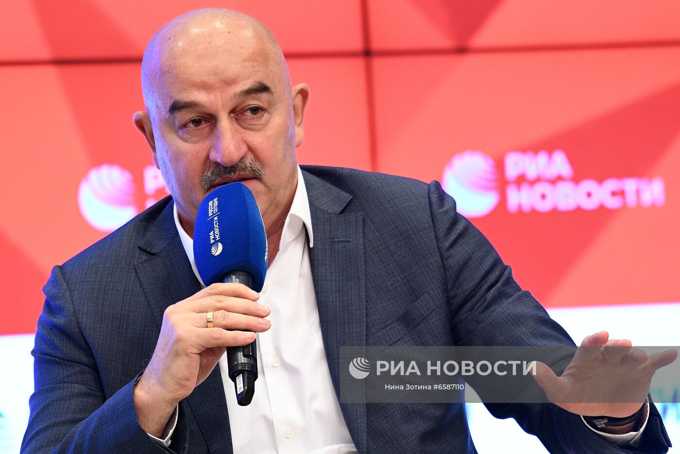 Главный тренер сборной России по футболу Станислав Черчесов во время пресс-конференции в Международном мультимедийном пресс-центре МИА "Россия сегодня" в Москве. Место: Россия, Москва. Автор: Нина Зотина/РИА Новости. Пресс-конференция главного тренера сборной России по футболу Станислава Черчесова