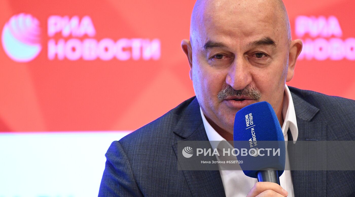 Главный тренер сборной России по футболу Станислав Черчесов во время пресс-конференции в Международном мультимедийном пресс-центре МИА "Россия сегодня" в Москве. Место: Россия, Москва. Автор: Нина Зотина/РИА Новости. Пресс-конференция главного тренера сборной России по футболу Станислава Черчесова