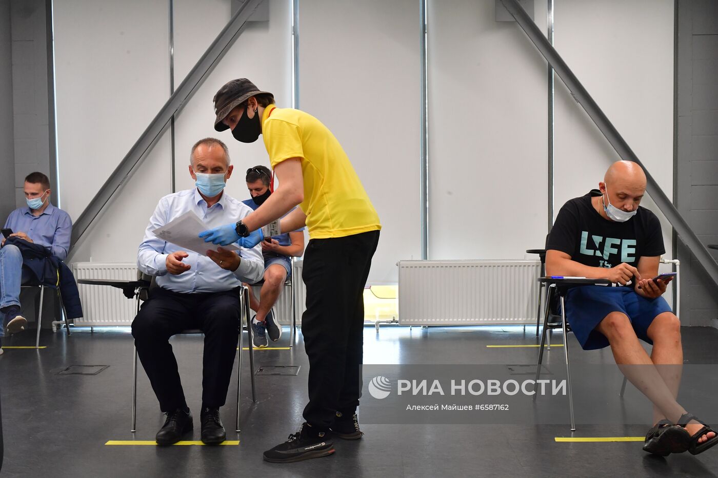 Вакцинация от COVID-19 водителей и курьеров "Яндекс"
