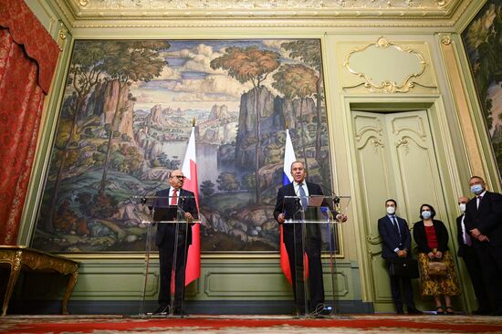 Встреча глав МИД РФ и Бахрейна С. Лаврова и А. Аз-Зайяни