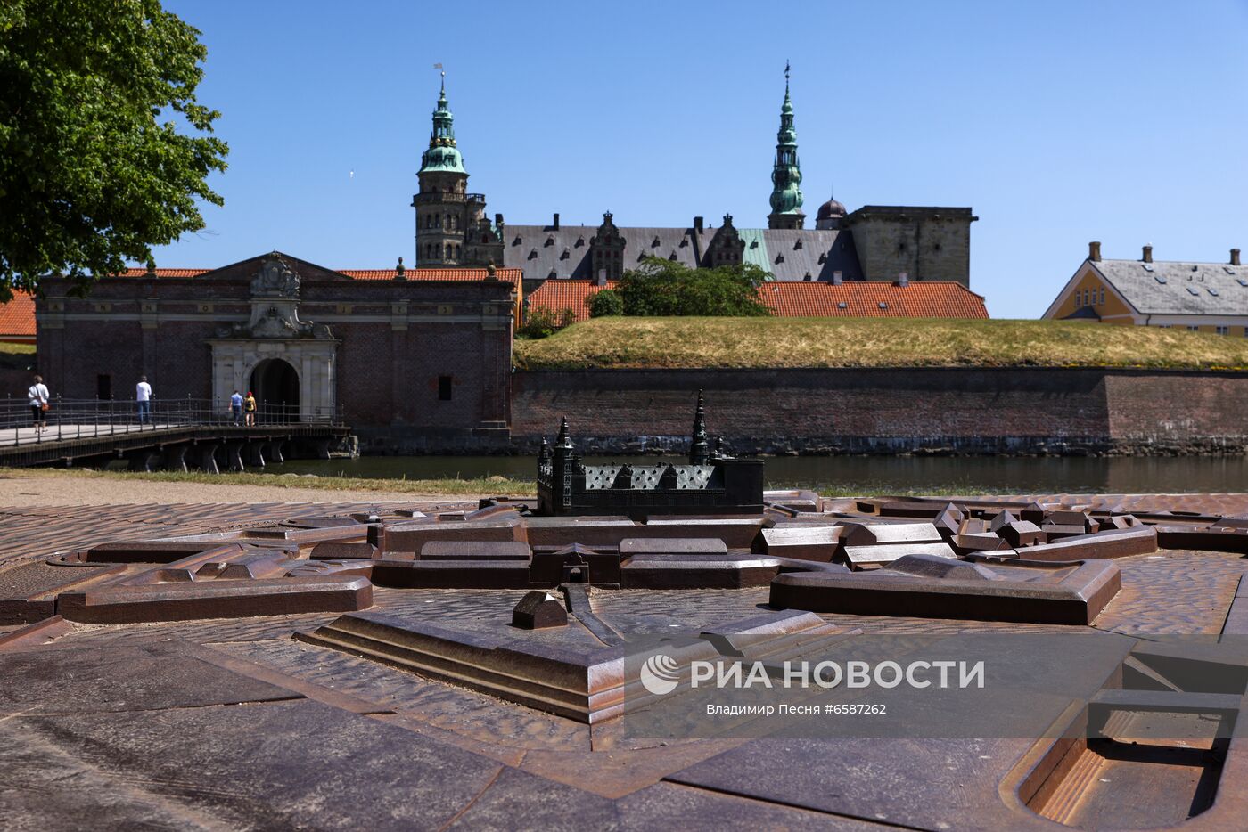 Замок Кронборг в Хельсингёре. Замок Кронборг широко известен под именем "Эльсинор", как место действия пьесы "Гамлет" Уильяма Шекспира. На первом плане – макет замка. Место: Дания, Хельсингёр. Автор: Владимир Песня/РИА Новости. Города мира. Хельсингёр