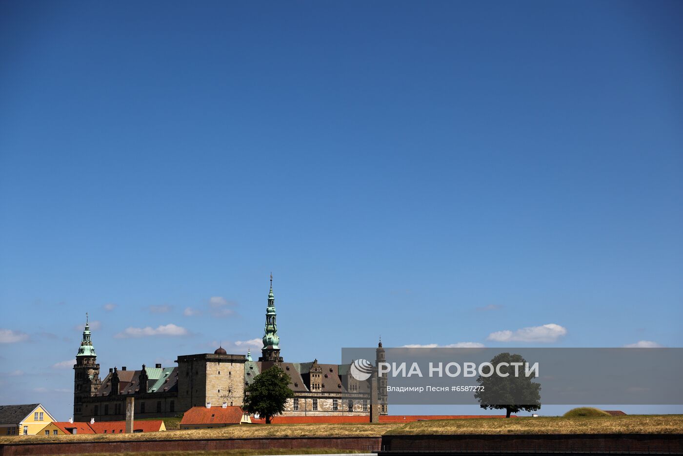 Замок Кронборг в Хельсингёре. Замок Кронборг широко известен под именем "Эльсинор", как место действия пьесы "Гамлет" Уильяма Шекспира. Место: Дания, Хельсингёр. Автор: Владимир Песня/РИА Новости. Города мира. Хельсингёр