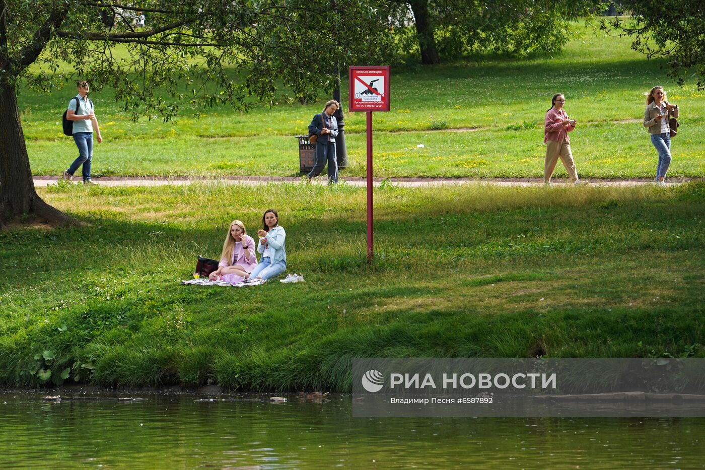 Отдыхающие в музее-заповеднике "Царицыно"