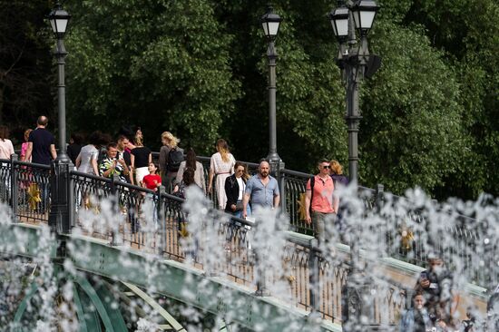 Отдыхающие в музее-заповеднике "Царицыно"