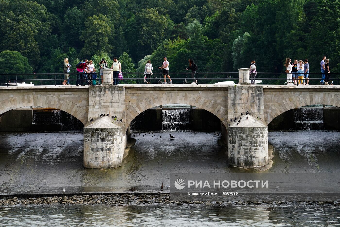 Отдыхающие в музее-заповеднике "Царицыно"