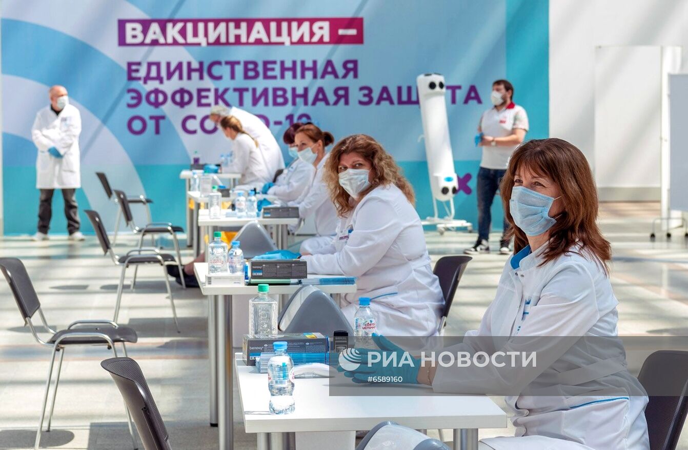 Открытие центра вакцинации в Гостином дворе