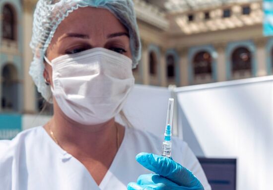 Открытие центра вакцинации в Гостином дворе