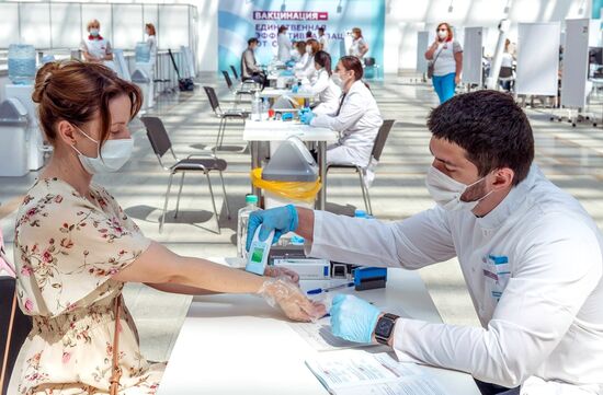 Открытие центра вакцинации в Гостином дворе