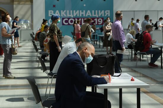Вакцинация в Гостином дворе