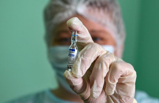 Старт повторной вакцинации от COVID-19 в Санкт-Петербурге