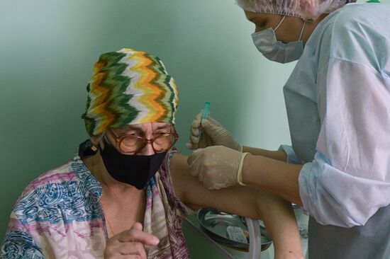 Старт повторной вакцинации от COVID-19 в Санкт-Петербурге