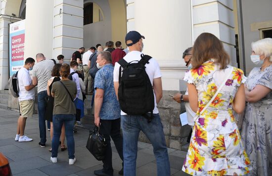 Вакцинация в Гостином дворе