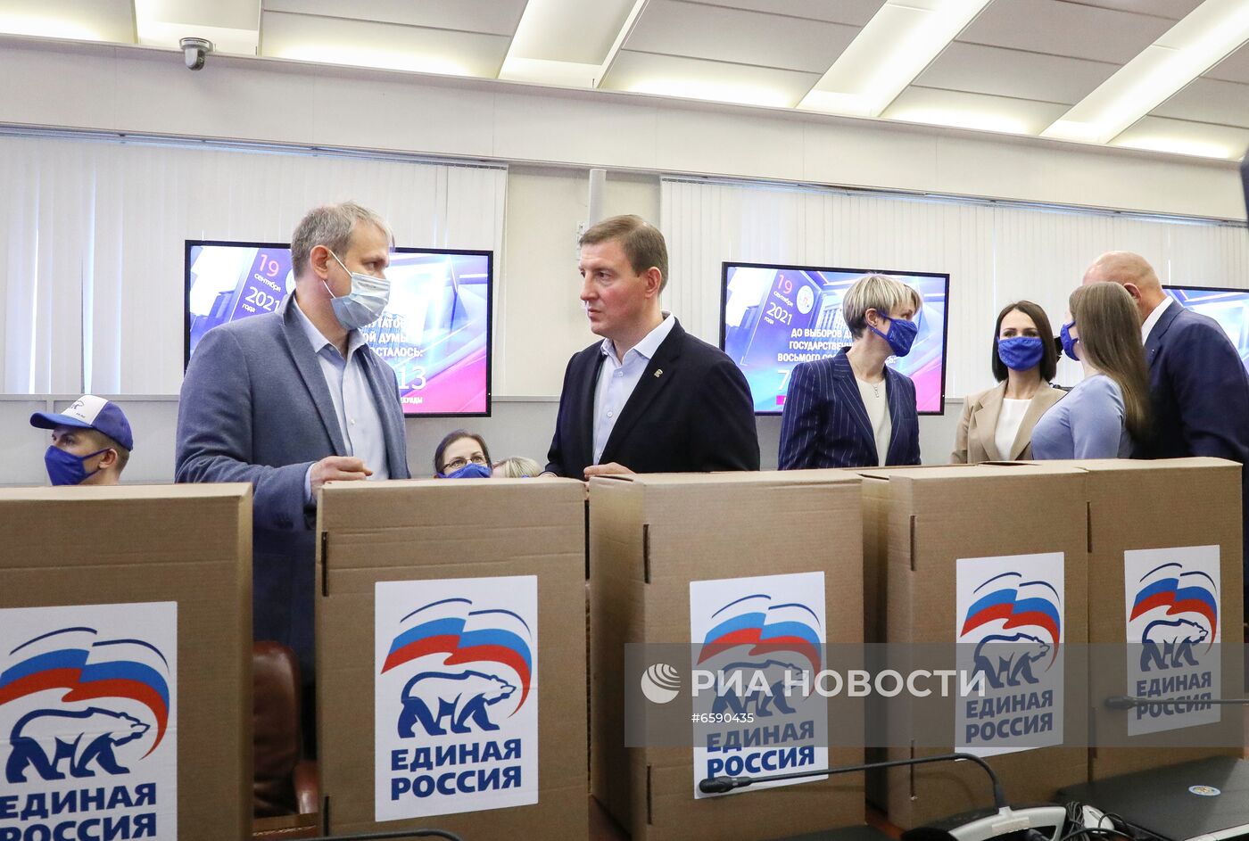 Подача документов партией "Единая Россия" для регистрации кандидатов в депутаты Госдумы