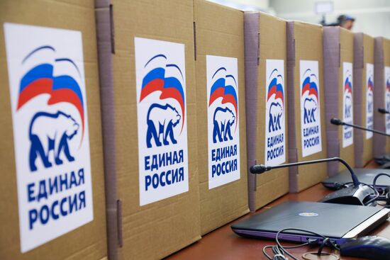 Подача документов партией "Единая Россия" для регистрации кандидатов в депутаты Госдумы