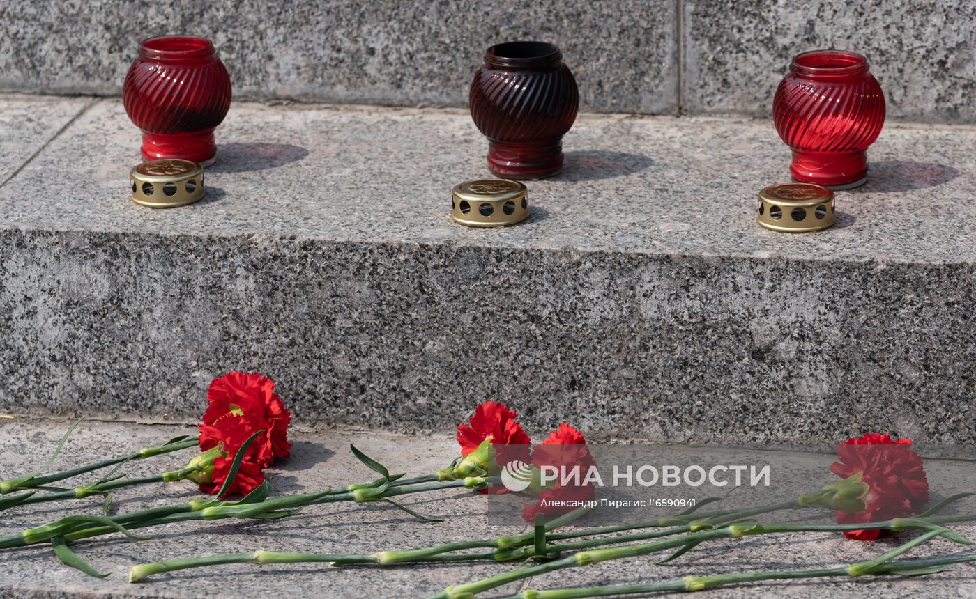 Цветы в память о погибших в авиакатастрофе на Камчатке