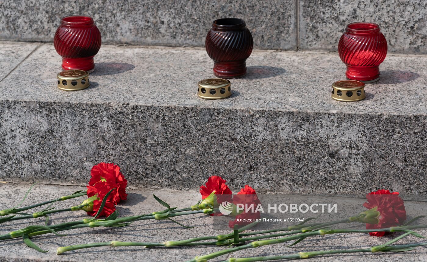 Цветы в память о погибших в авиакатастрофе на Камчатке