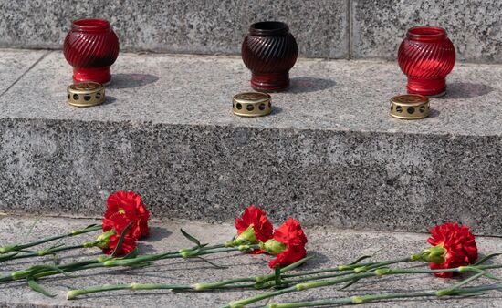 Цветы в память о погибших в авиакатастрофе на Камчатке