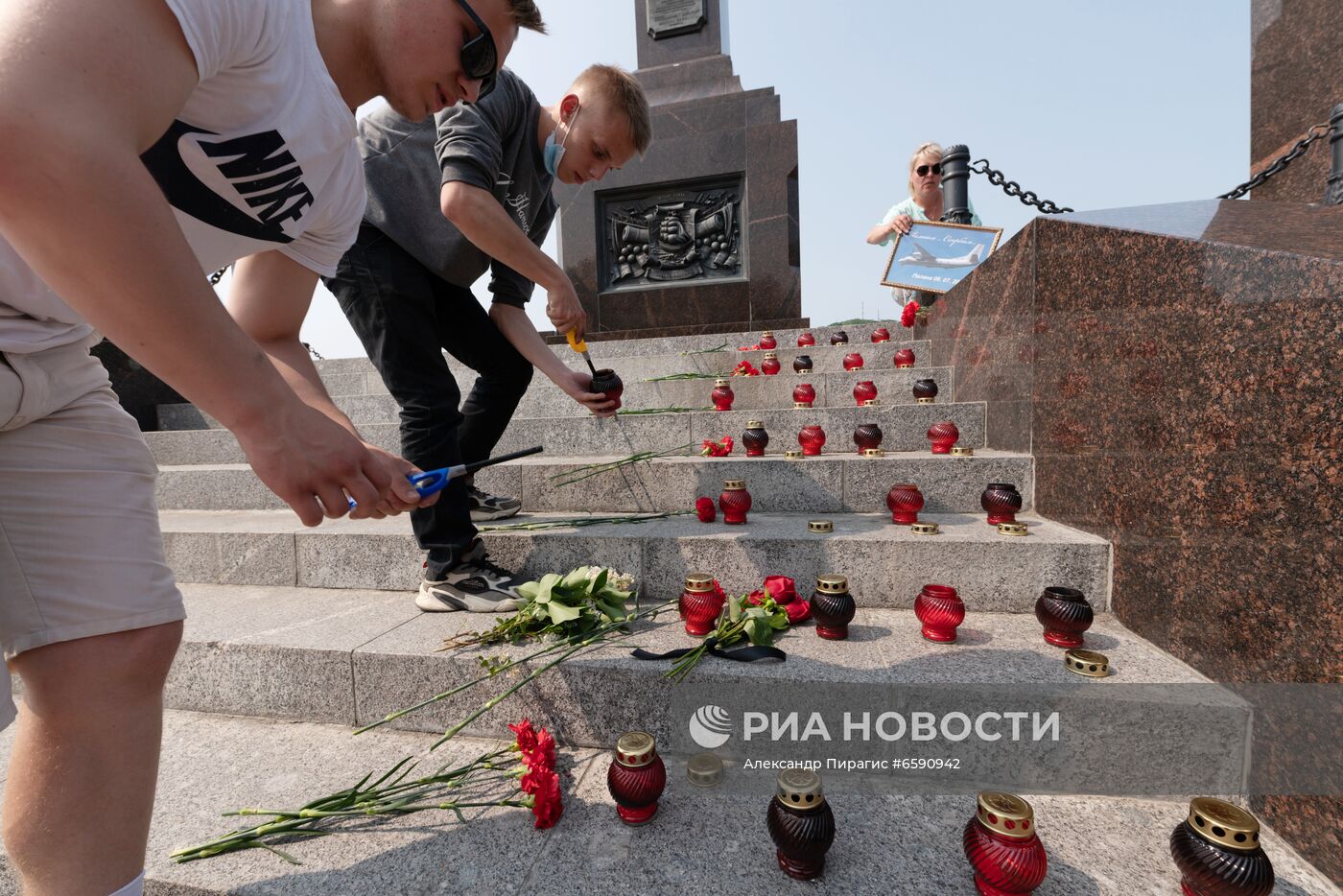 Цветы в память о погибших в авиакатастрофе на Камчатке