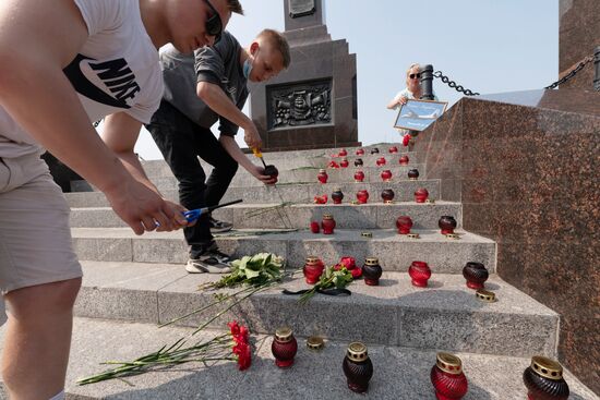 Цветы в память о погибших в авиакатастрофе на Камчатке