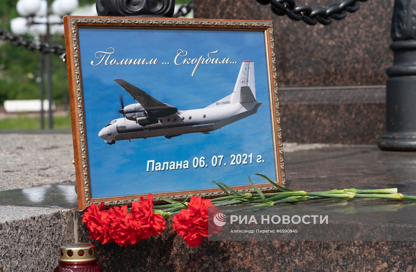 Цветы в память о погибших в авиакатастрофе на Камчатке