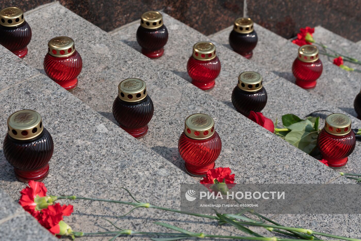 Цветы в память о погибших в авиакатастрофе на Камчатке