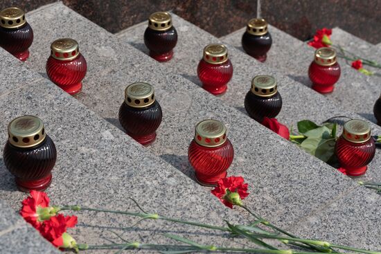 Цветы в память о погибших в авиакатастрофе на Камчатке