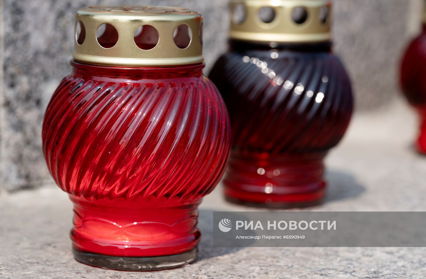 Цветы в память о погибших в авиакатастрофе на Камчатке