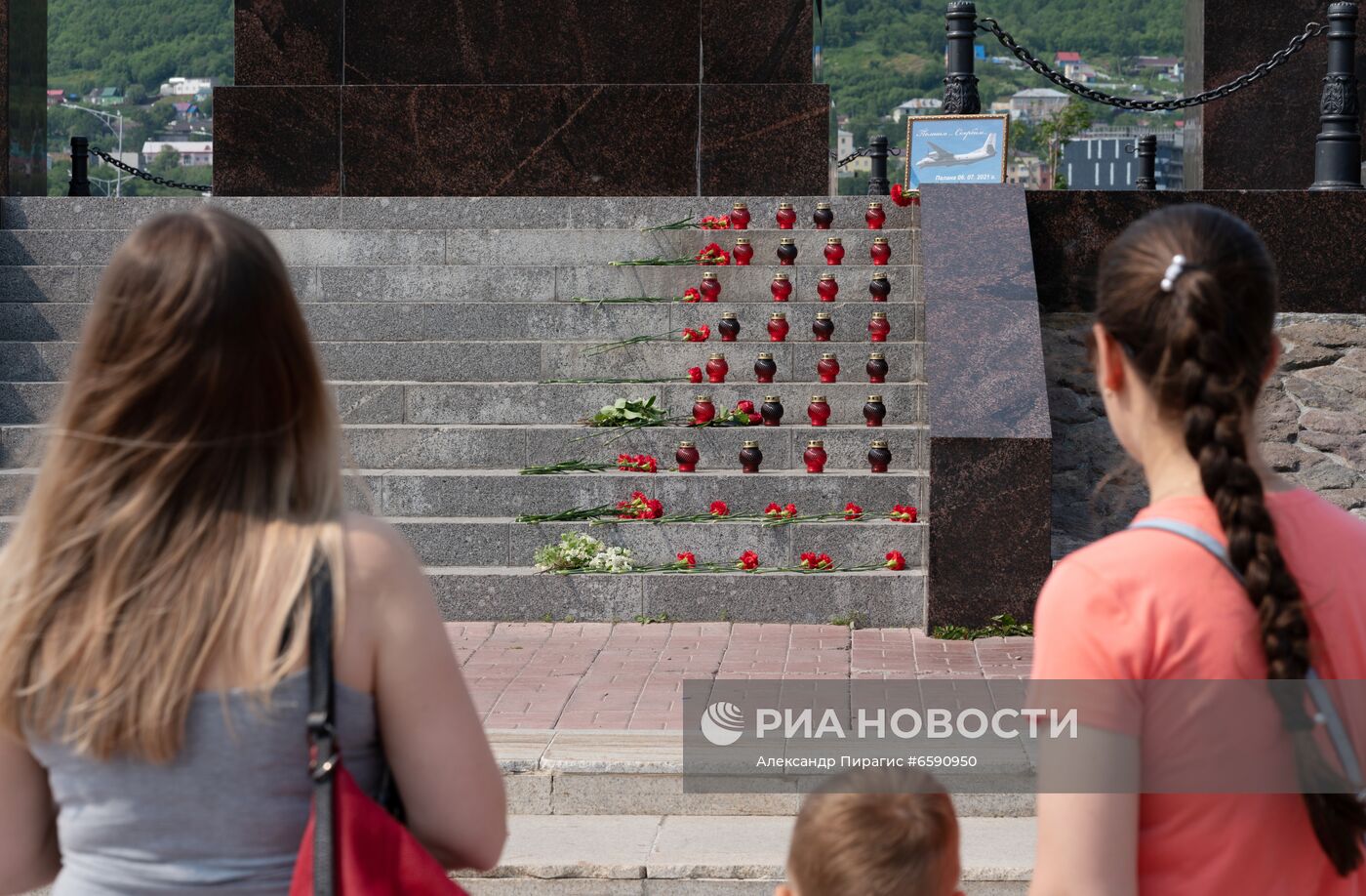 Цветы в память о погибших в авиакатастрофе на Камчатке