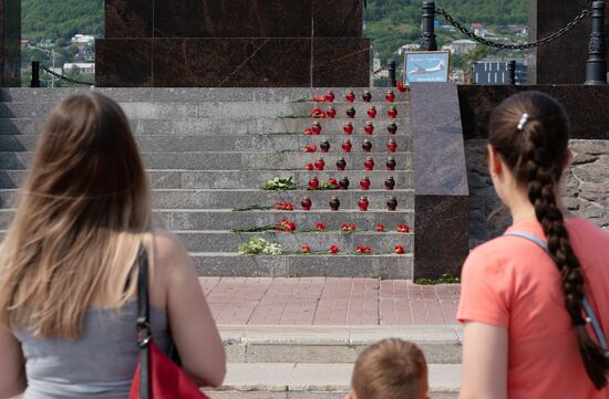 Цветы в память о погибших в авиакатастрофе на Камчатке