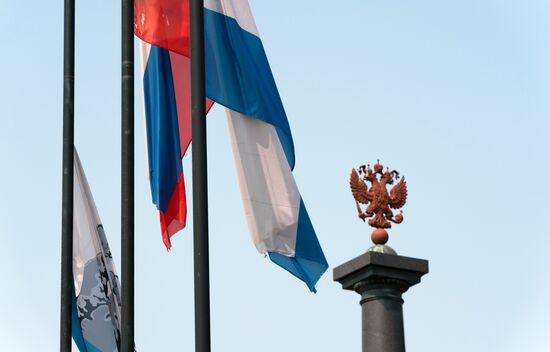 Цветы в память о погибших в авиакатастрофе на Камчатке